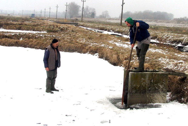 Бацали мреже испод леда
